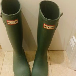 Girls green Hunter boots